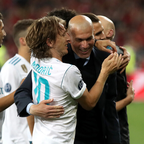 Luka Modrić et son ancien entraîneur Zinédine Zidane au Real Madrid en 2018.