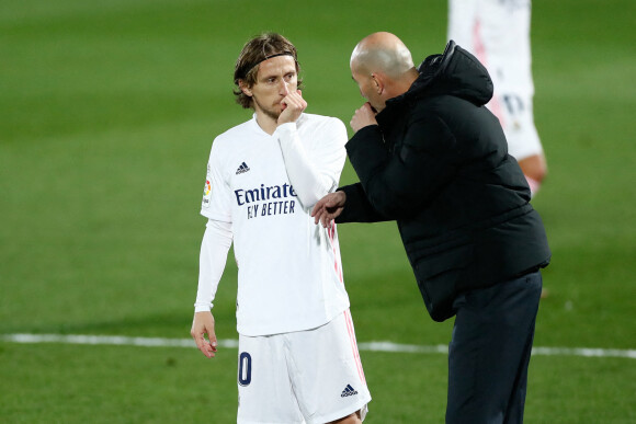 Luka Modrić et son ancien entraîneur Zinédine Zidane au Real Madrid. Le 15 décembre 2020.