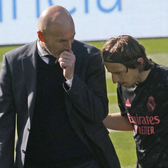 Luka Modrić et son ancien entraîneur Zinédine Zidane au Real Madrid. Le 20 mars 2021.
