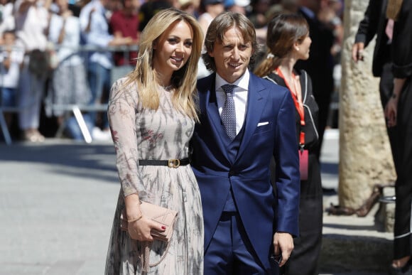 Le footballeur Luka Modrić et sa femme Vanja Bosnić arrivent à l'église pour célébrer l'union du footballeur Sergio Ramos et de l'actrice Pilar Rubio. Seville, le 15 juin 2019.