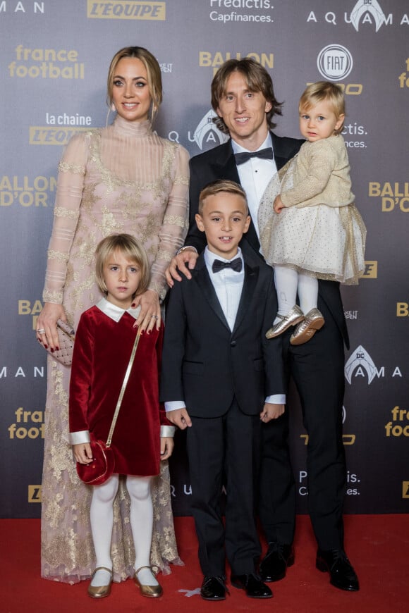 Luka Modrić, sa femme Vanja Bosnić et leurs enfants Ivano, Ema et Sofia à la cérémonie du Ballon d'or France Football 2018 au Grand Palais à Paris, France, le 3 décembre 2018. © Cyril Moreau/Bestimage