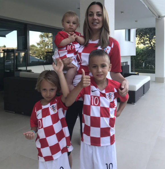 À l'Euro, Luka Modrić et l'équipe de Croatie pourront compter sur le soutien de Vanja Bosnić et ses trois enfants, Ivano, Ema et Sofia. Juillet 2018.