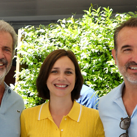 Jean Dujardin, Nathalie Péchalat et Mel Gibson au village lors des internationaux de France Roland Garros à Paris © Dominique Jacovides / Bestimage 