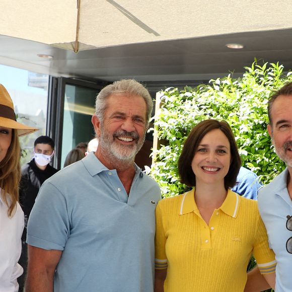 Nadia Farès, Mel Gibson, Jean Dujardin et sa femme Nathalie Péchalat au village lors des internationaux de France Roland Garros à Paris le 13 juin 2021. © Dominique Jacovides / Bestimage 
