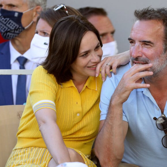 Nathalie Péchalat et Jean Dujardin dans les tribunes lors de la finale hommes des Internationaux de France de tennis de Roland Garros à Paris le 13 juin 2021. © Dominique Jacovides / Bestimage 