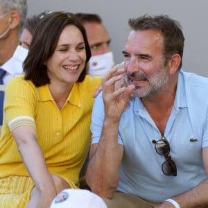 Nathalie Péchalat et Jean Dujardin dans les tribunes lors de la finale hommes des Internationaux de France de tennis de Roland Garros à Paris le 13 juin 2021. © Dominique Jacovides / Bestimage 