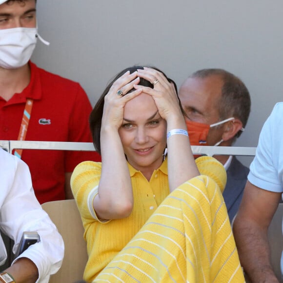 Nathalie Péchalat et Jean Dujardin dans les tribunes lors de la finale hommes des Internationaux de France de tennis de Roland Garros à Paris le 13 juin 2021. © Dominique Jacovides / Bestimage 