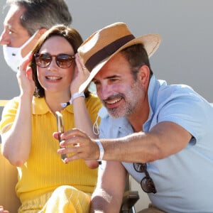 Nathalie Péchalat et Jean Dujardin dans les tribunes lors de la finale hommes des Internationaux de France de tennis de Roland Garros à Paris le 13 juin 2021. © Dominique Jacovides / Bestimage 