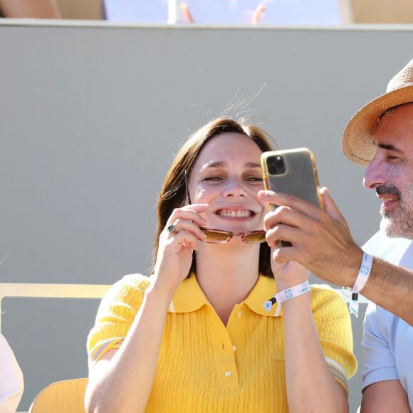 Nathalie Péchalat et Jean Dujardin dans les tribunes lors de la finale hommes des Internationaux de France de tennis de Roland Garros à Paris le 13 juin 2021. © Dominique Jacovides / Bestimage 