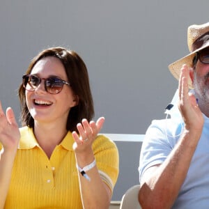 Nathalie Péchalat et Jean Dujardin dans les tribunes lors de la finale hommes des Internationaux de France de tennis de Roland Garros à Paris le 13 juin 2021. © Dominique Jacovides / Bestimage 