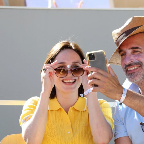 Nathalie Péchalat et Jean Dujardin dans les tribunes lors de la finale hommes des Internationaux de France de tennis de Roland Garros à Paris le 13 juin 2021. © Dominique Jacovides / Bestimage 