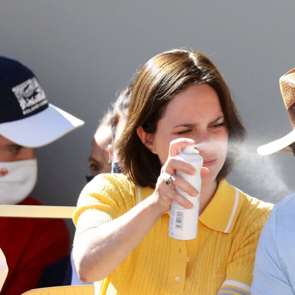 Nathalie Péchalat et Jean Dujardin dans les tribunes lors de la finale hommes des Internationaux de France de tennis de Roland Garros à Paris le 13 juin 2021. © Dominique Jacovides / Bestimage 