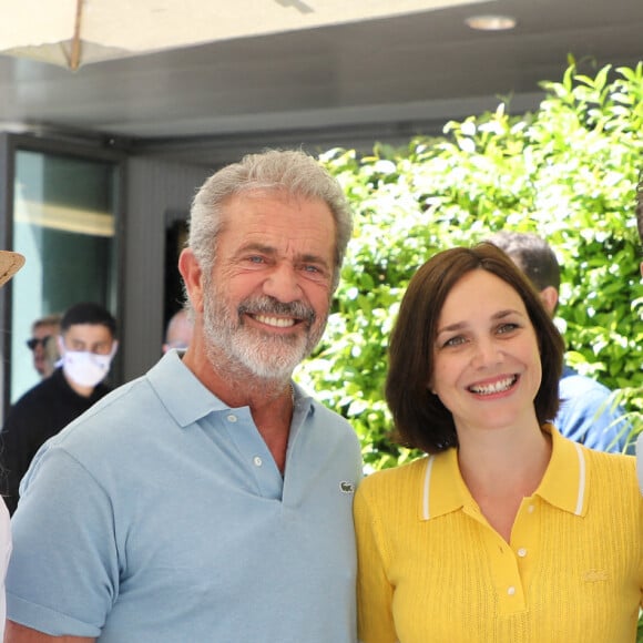 Nadia Farès, Mel Gibson, Nathalie Péchalat, Jean Dujardin au village lors des internationaux de France Roland Garros à Paris le 13 juin 2021. © Dominique Jacovides / Bestimage 