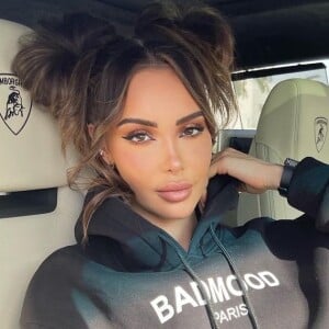 Nabilla, ex-star de télé-réalité devenue business woman, est une épouse et maman comblée.