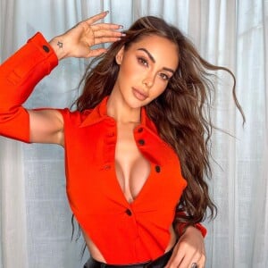 Nabilla, ex-star de télé-réalité devenue business woman, est une épouse et maman comblée.