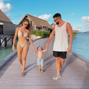 Nabilla, sublime en bikini aux côtés de son mari Thomas Vergara et leur fils Milann aux Maldives.
