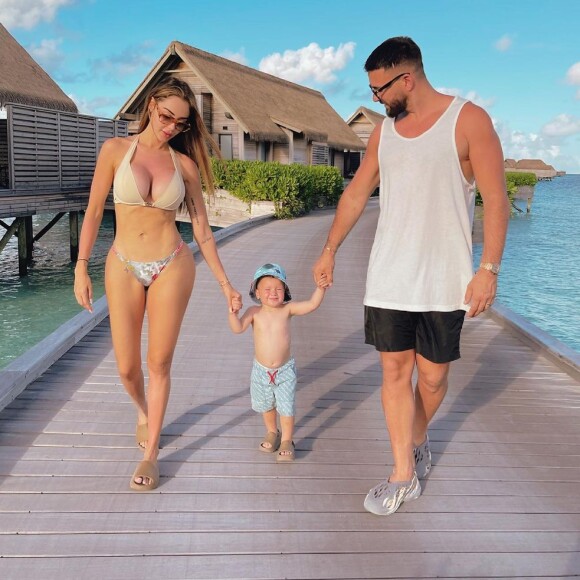 Nabilla, sublime en bikini aux côtés de son mari Thomas Vergara et leur fils Milann aux Maldives.