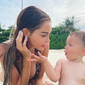 Nabilla, maman comblée par son petit garçon Milann.