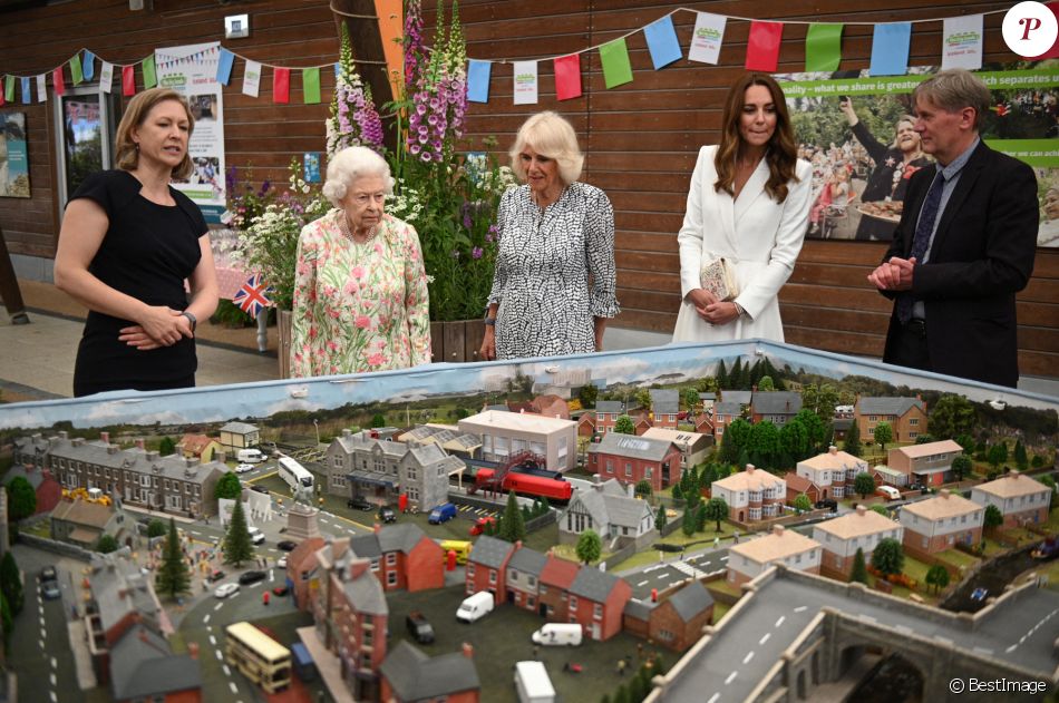 La reine Elisabeth II, Camilla Parker Bowles, duchesse de Cornouailles, et Catherine Kate Middleton, duchesse de Cambridge, participent au Big Lunch Initiative en marge du sommet du G7 à Saint Ives le 11 juin 2021.