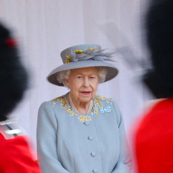 La reine Elisabeth II d'Angleterre lors d'une cérémonie au château de Windsor le 12 juin 2021