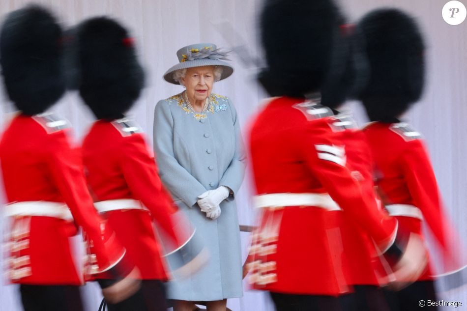 La reine Elisabeth II d'Angleterre lors d'une cérémonie au château de Windsor le 12 juin 2021