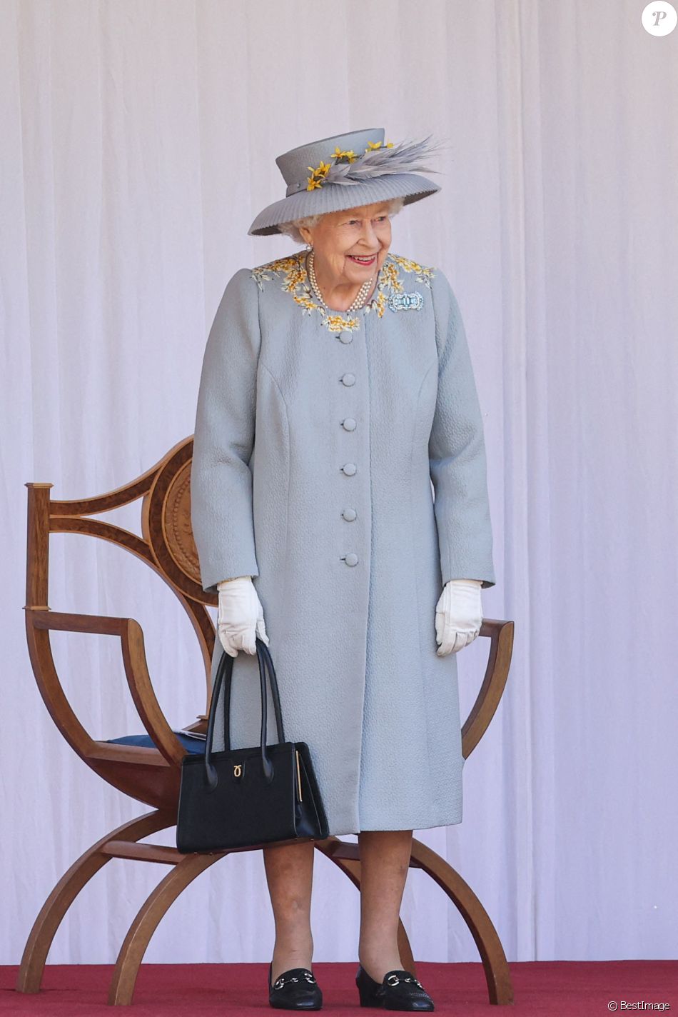 La reine Elisabeth II d'Angleterre lors d'une cérémonie au château de Windsor le 12 juin 2021