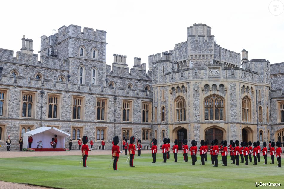 Trooping of the colour - La reine Elisabeth II d'Angleterre assiste seule à la cérémonie au chateau de Windsor le 12 juin 2021.