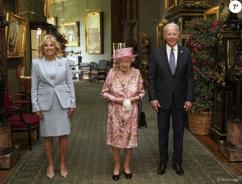 Le président des Etats-Unis Joe Biden et sa femme Jill Biden visitent le château de Windsor en compagnie de la reine Elisabeth II, le 13 juin 2021.