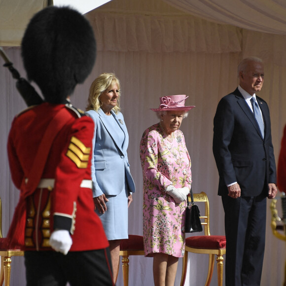 Le président des Etats-Unis Joe Biden et sa femme Jill Biden visitent le château de Windsor en compagnie de la reine Elisabeth II, le 13 juin 2021.