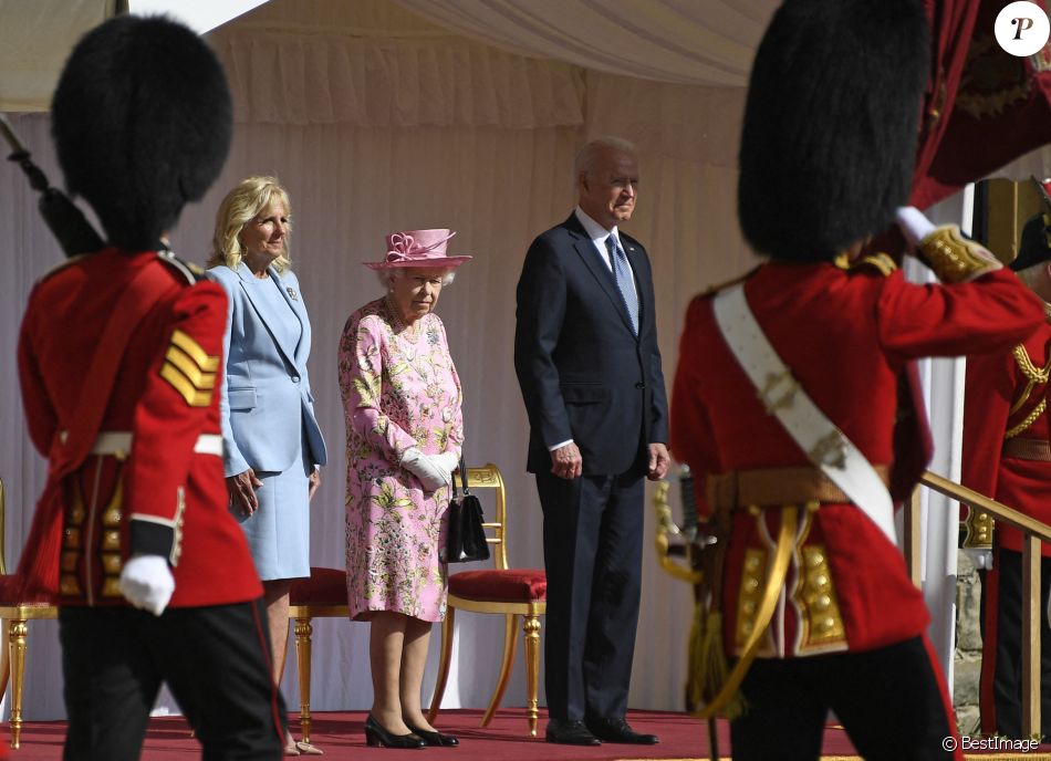 Le président des Etats-Unis Joe Biden et sa femme Jill Biden visitent le château de Windsor en compagnie de la reine Elisabeth II, le 13 juin 2021.