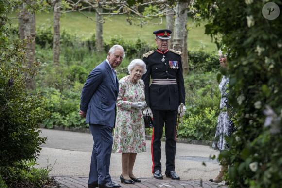 La reine Elisabeth II d'Angleterre et le prince Charles à la réception en marge du sommet du G7 à l'Eden Project le 11 juin 2021.