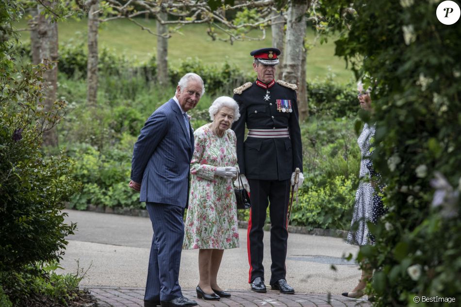 La reine Elisabeth II d'Angleterre et le prince Charles à la réception en marge du sommet du G7 à l'Eden Project le 11 juin 2021.