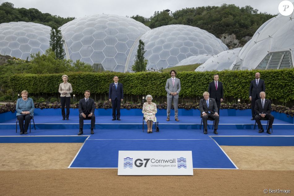 La reine Elisabeth II d'Angleterre participe à la réception en marge du sommet du G7 à l'Eden Project le 11 juin 2021.