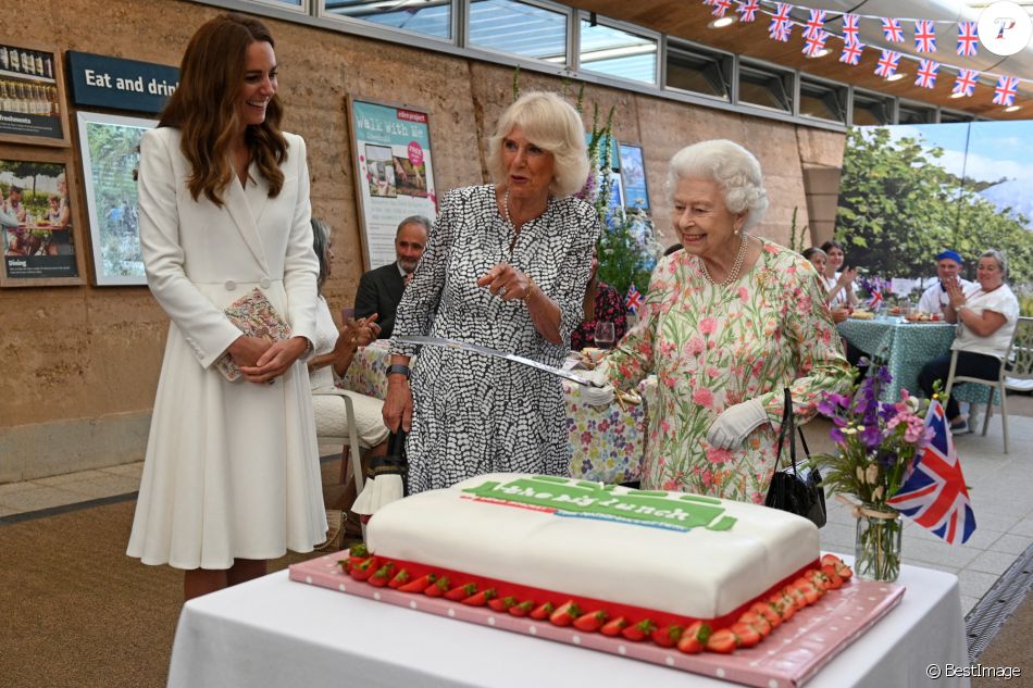 La reine Elisabeth II, Camilla Parker Bowles, duchesse de Cornouailles, et Catherine Kate Middleton, duchesse de Cambridge, participent au Big Lunch Initiative en marge du sommet du G7 à Saint Ives le 11 juin 2021.