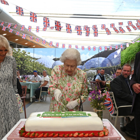 La reine Elisabeth II, Camilla Parker Bowles, duchesse de Cornouailles, et Catherine Kate Middleton, duchesse de Cambridge, participent au Big Lunch Initiative en marge du sommet du G7 à Saint Ives le 11 juin 2021.