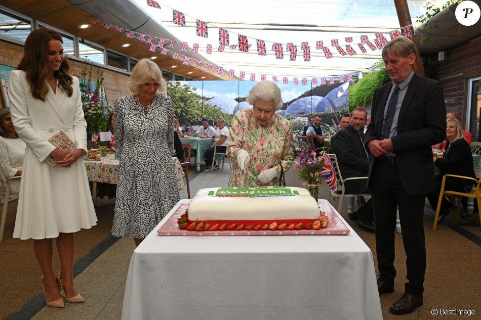 La reine Elisabeth II, Camilla Parker Bowles, duchesse de Cornouailles, et Catherine Kate Middleton, duchesse de Cambridge, participent au Big Lunch Initiative en marge du sommet du G7 à Saint Ives le 11 juin 2021.