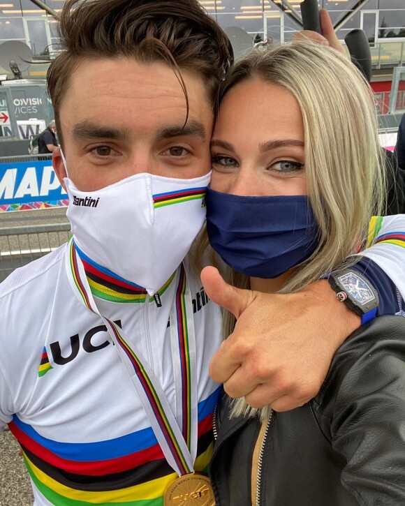 Julian Alaphilippe sacré champion du monde à Imola, en Italie, sa compagne Marion Rousse (consultante pour France Télévisions) à ses côtés.