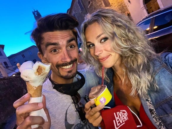 Julian Alaphilippe, arrivé deuxième de la 111e édition de Milan-San Remo le 8 août 2020, a retrouvé sa compagne Marion Rousse après la course. Le couple n'a pas résisté aux glaces italiennes.