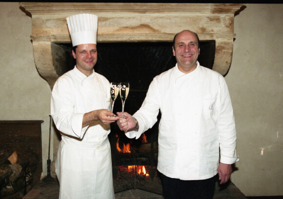 Archives - Les chefs Bernard Loiseau et Patrick Bertron, posent à l'hôtel de la Côte d'Or à Saulieu, en 2002.
