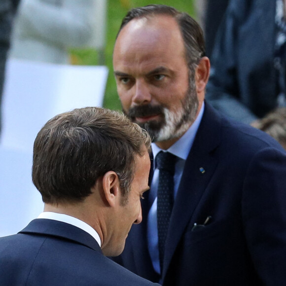 Le président français Emmanuel Macron accompagné du premier ministre Edouard Philippe au Palais de l'Elysée à Paris. © Stéphane Lemouton / Bestimage 