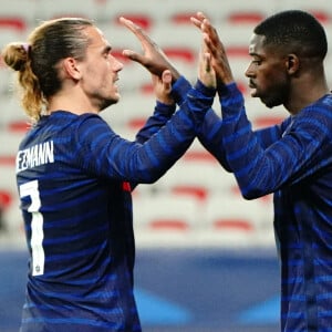 Joie - Ousmane Dembele (France) - Antoine Griezmann (France) lors du match amical de préparation de l'UEFA Euro 2020 "France - Pays de Galles (3-1)" au stade Allianz Riviera à Nice, le 2 juin 2021.