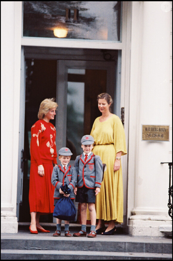 Diana et ses fils William et Harry à Londres, le jour de leur rentrée scolaire, en 1989.
