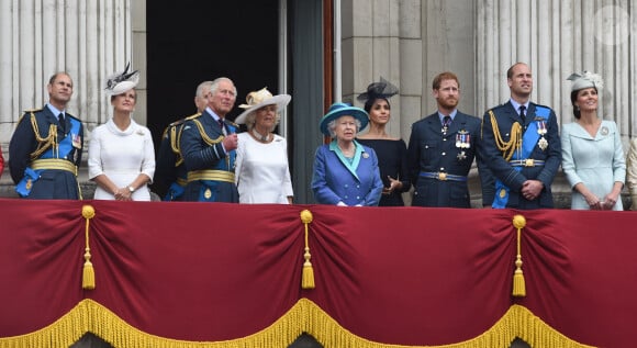 Le prince Edward, comte de Wessex, la comtesse Sophie de Wessex, le prince Charles, Camilla Parker Bowles, duchesse de Cornouailles, la reine Elisabeth II d'Angleterre, Meghan Markle, duchesse de Sussex, le prince Harry, duc de Sussex, le prince William, duc de Cambridge, Kate Catherine Middleton, duchesse de Cambridge - La famille royale d'Angleterre lors de la parade aérienne de la RAF pour le centième anniversaire au palais de Buckingham à Londres. Le 10 juillet 2018