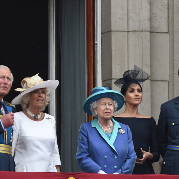 Le prince Edward, comte de Wessex, la comtesse Sophie de Wessex, le prince Charles, Camilla Parker Bowles, duchesse de Cornouailles, la reine Elisabeth II d'Angleterre, Meghan Markle, duchesse de Sussex, le prince Harry, duc de Sussex, le prince William, duc de Cambridge, Kate Catherine Middleton, duchesse de Cambridge - La famille royale d'Angleterre lors de la parade aérienne de la RAF pour le centième anniversaire au palais de Buckingham à Londres. Le 10 juillet 2018