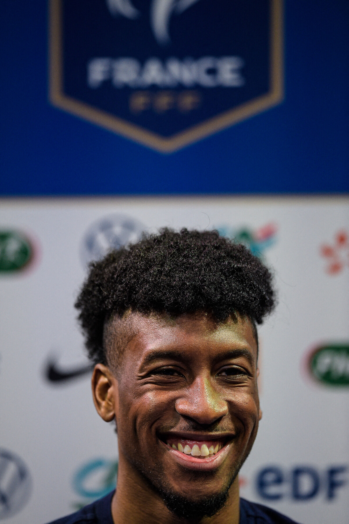 Photo Kingsley Coman en conférence de presse au centre National du