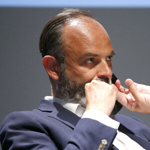 Edouard Philippe et Gilles Boyer lors d'une dédicace de leur livre "Impressions et lignes claires" au palais de la mutualité à Lyon le 15 juin 2021. Quelques heures avant, l'ancien premier ministre a été fait grand officier de la Légion d'honneur par le président de la République © Pascal Fayolle / Bestimage