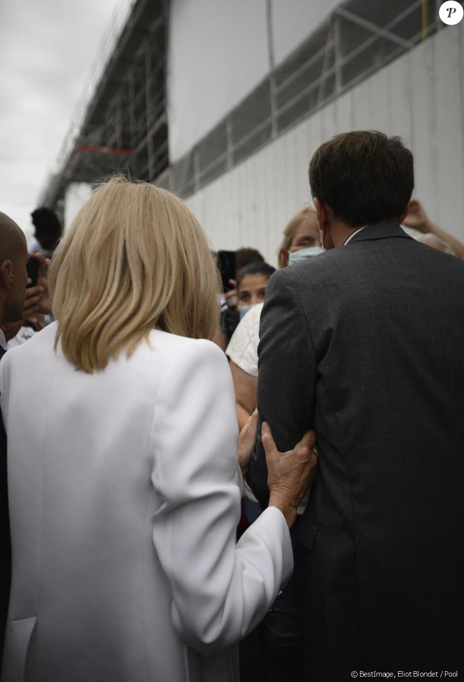 Déambulation à Villers-Cotterêts - Le président Emmanuel Macron et sa femme Brigitte visitent le chantier du Château de Villers-Cotterêts dans l'Aisne le 17 juin 2021. © Eliot Blondet / Pool / Bestimage