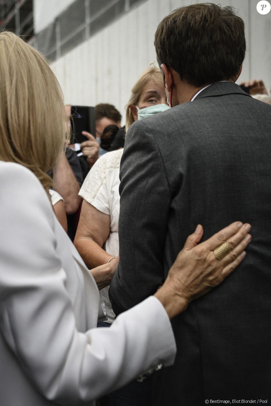 Déambulation à Villers-Cotterêts - Le président Emmanuel Macron et sa femme Brigitte visitent le chantier du Château de Villers-Cotterêts dans l'Aisne le 17 juin 2021. © Eliot Blondet / Pool / Bestimage