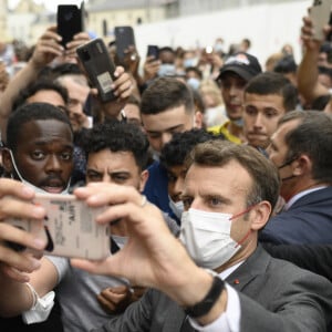 Déambulation à Villers-Cotterêts - Le président Emmanuel Macron et sa femme Brigitte visitent le chantier du Château de Villers-Cotterêts dans l'Aisne le 17 juin 2021. © Eliot Blondet / Pool / Bestimage