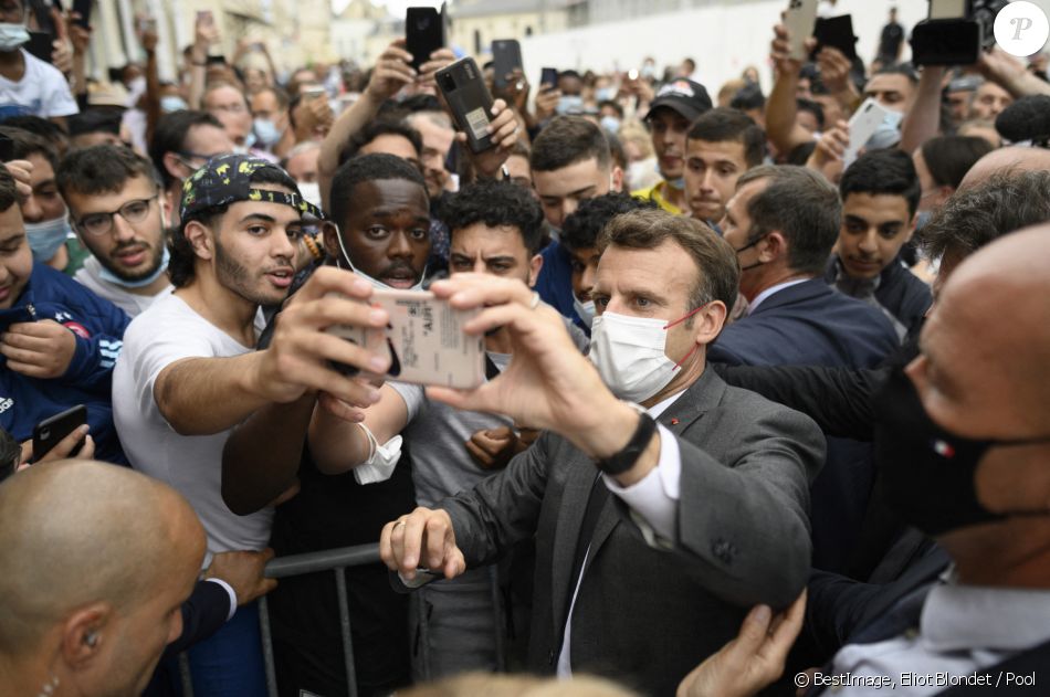 Déambulation à Villers-Cotterêts - Le président Emmanuel Macron et sa femme Brigitte visitent le chantier du Château de Villers-Cotterêts dans l'Aisne le 17 juin 2021. © Eliot Blondet / Pool / Bestimage